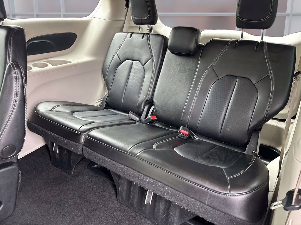 2023 Brilliant Black Crystal Pearlcoat Chrysler Pacifica Touring L FWD Van