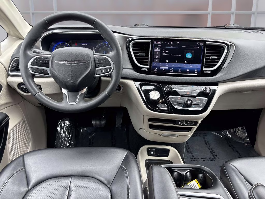 2023 Brilliant Black Crystal Pearlcoat Chrysler Pacifica Touring L FWD Van