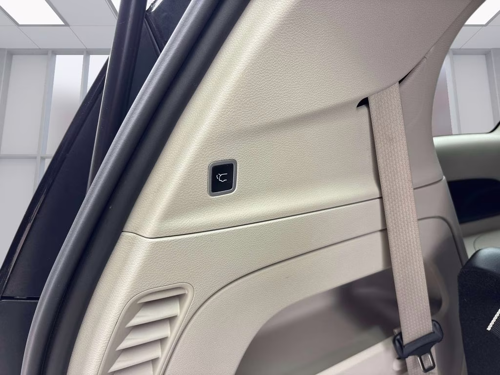 2023 Brilliant Black Crystal Pearlcoat Chrysler Pacifica Touring L FWD Van