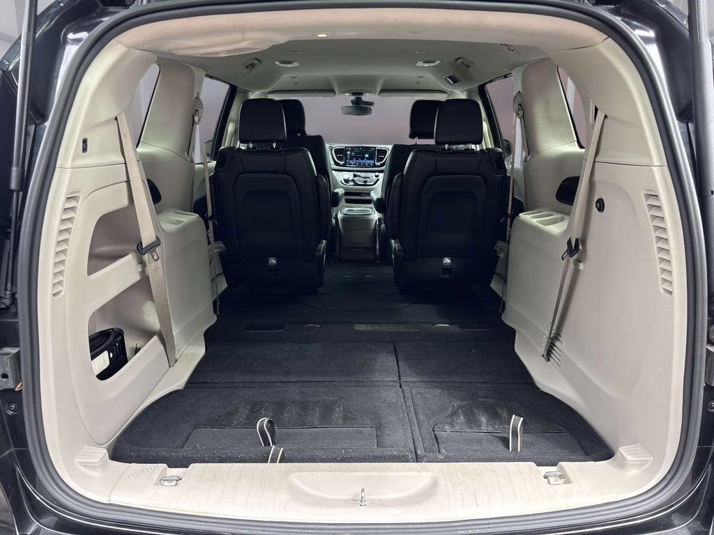 2023 Brilliant Black Crystal Pearlcoat Chrysler Pacifica Touring L FWD Van