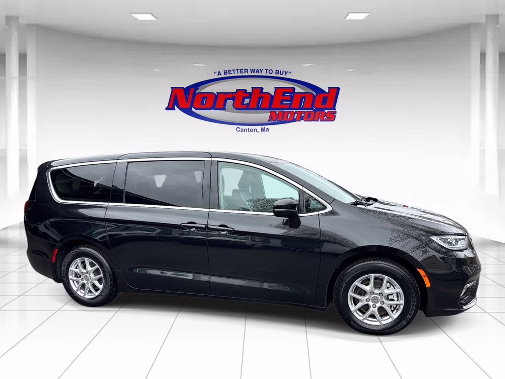 2023 Brilliant Black Crystal Pearlcoat Chrysler Pacifica Touring L FWD Van