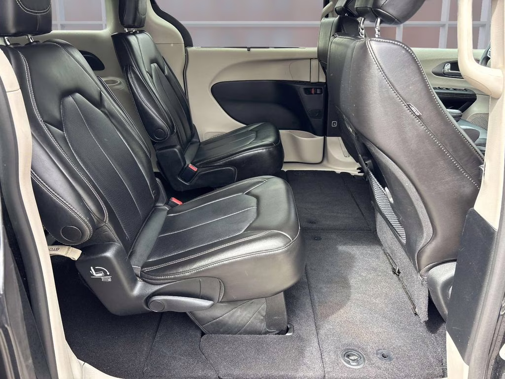 2023 Brilliant Black Crystal Pearlcoat Chrysler Pacifica Touring L FWD Van
