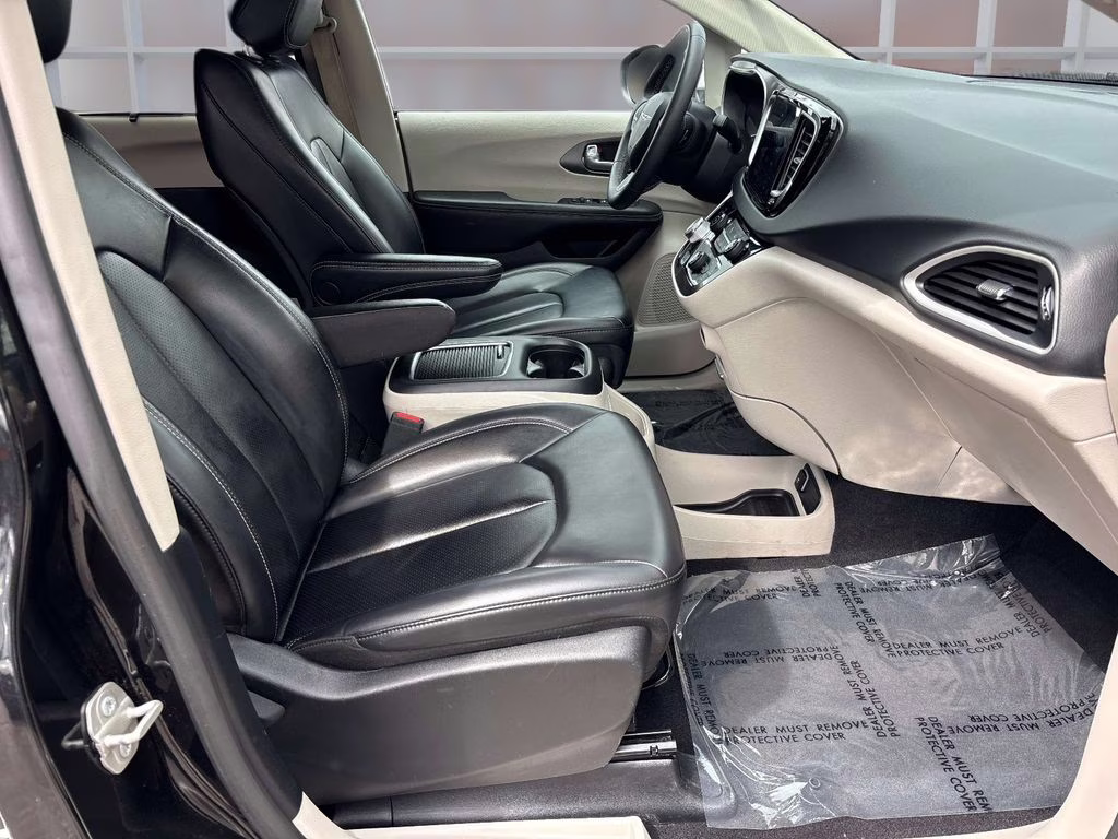 2023 Brilliant Black Crystal Pearlcoat Chrysler Pacifica Touring L FWD Van