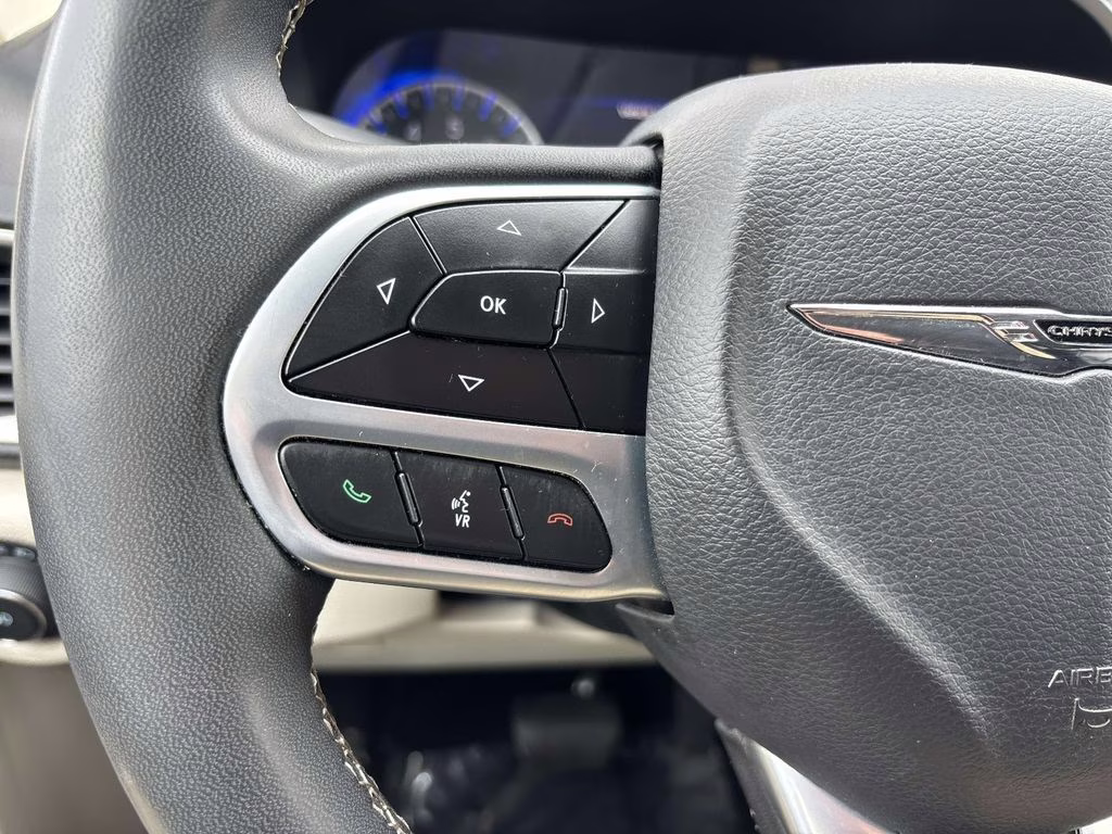 2023 Brilliant Black Crystal Pearlcoat Chrysler Pacifica Touring L FWD Van