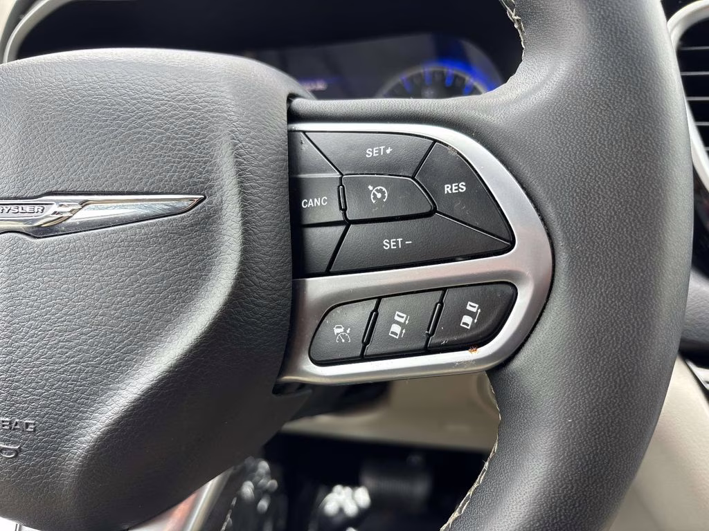 2023 Brilliant Black Crystal Pearlcoat Chrysler Pacifica Touring L FWD Van