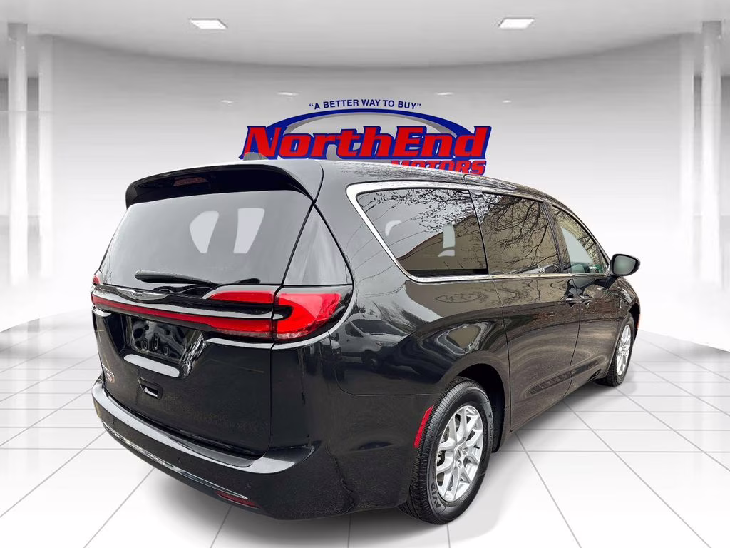 2023 Brilliant Black Crystal Pearlcoat Chrysler Pacifica Touring L FWD Van