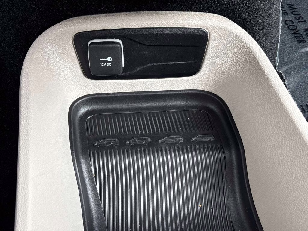2023 Brilliant Black Crystal Pearlcoat Chrysler Pacifica Touring L FWD Van