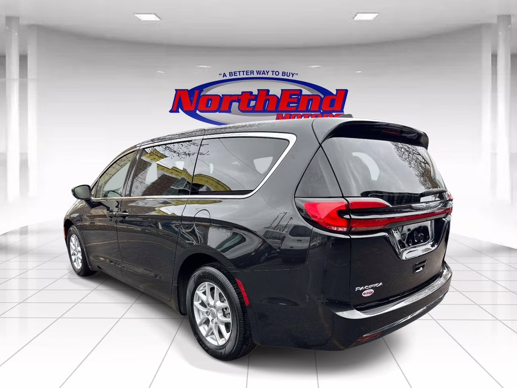 2023 Brilliant Black Crystal Pearlcoat Chrysler Pacifica Touring L FWD Van