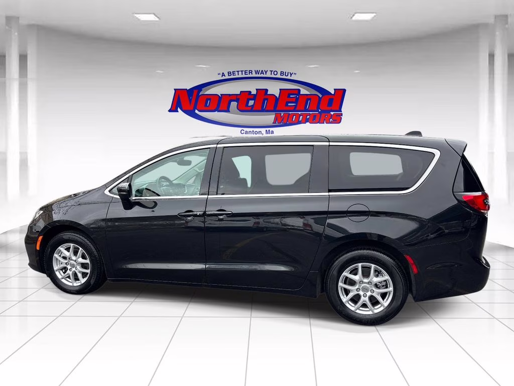 2023 Brilliant Black Crystal Pearlcoat Chrysler Pacifica Touring L FWD Van