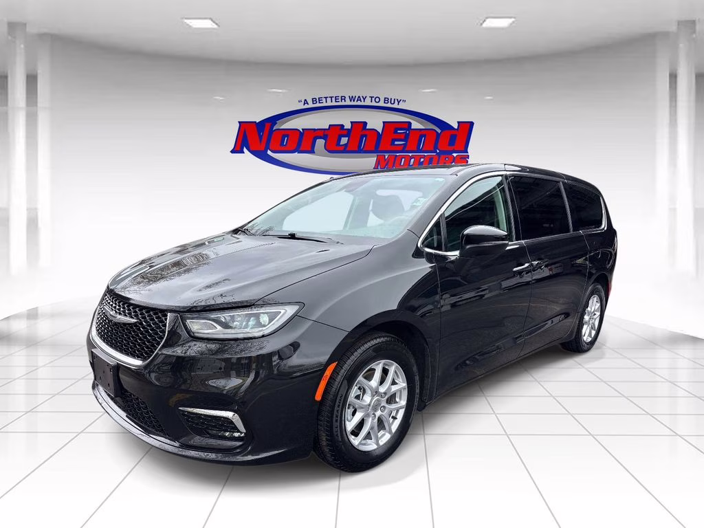 2023 Brilliant Black Crystal Pearlcoat Chrysler Pacifica Touring L FWD Van