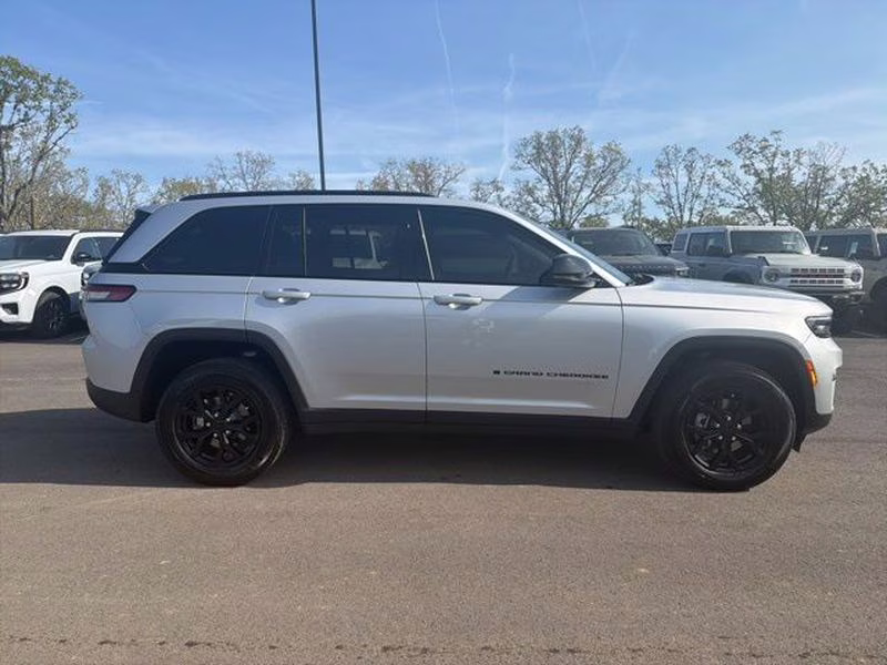 2025 Silver Zynith Jeep Grand Cherokee Altitude X 4X4 SUV