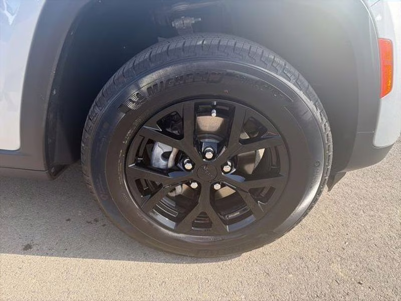 2025 Silver Zynith Jeep Grand Cherokee Altitude X 4X4 SUV