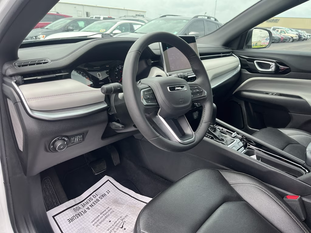 2025 Bright White Clearcoat Jeep Compass Limited 4X4 SUV