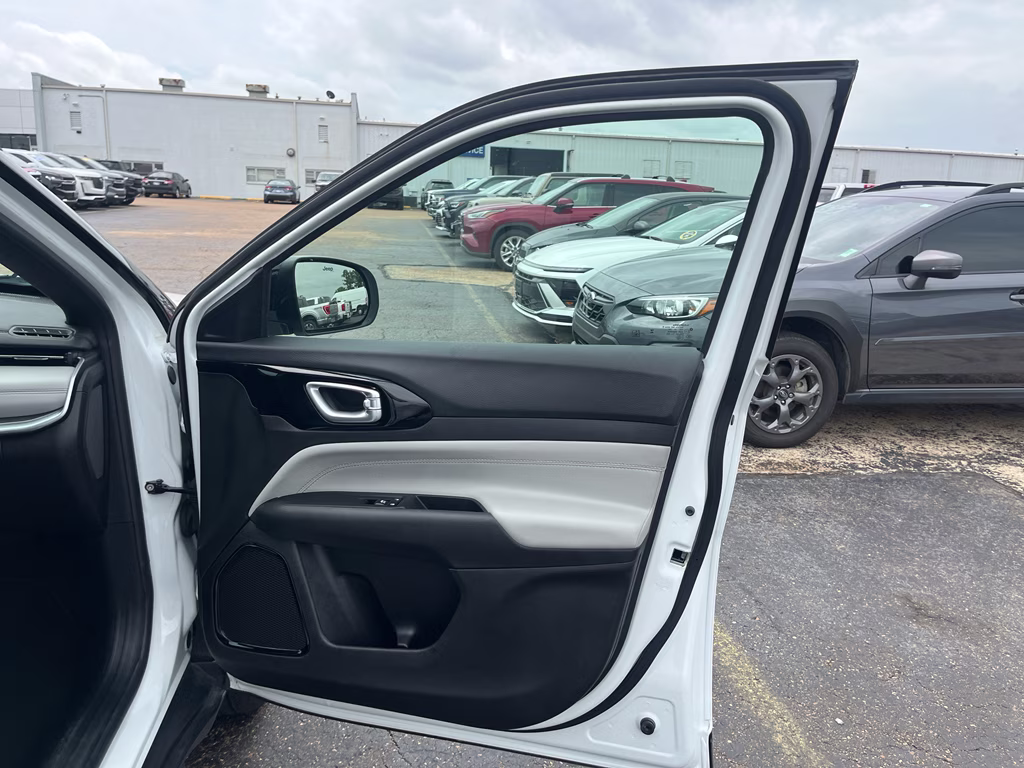 2025 Bright White Clearcoat Jeep Compass Limited 4X4 SUV