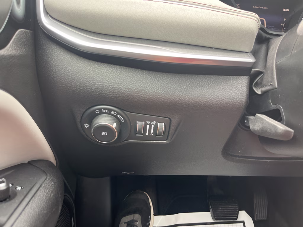 2025 Bright White Clearcoat Jeep Compass Limited 4X4 SUV