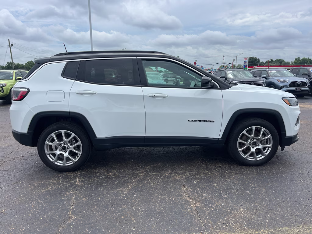 2025 Bright White Clearcoat Jeep Compass Limited 4X4 SUV