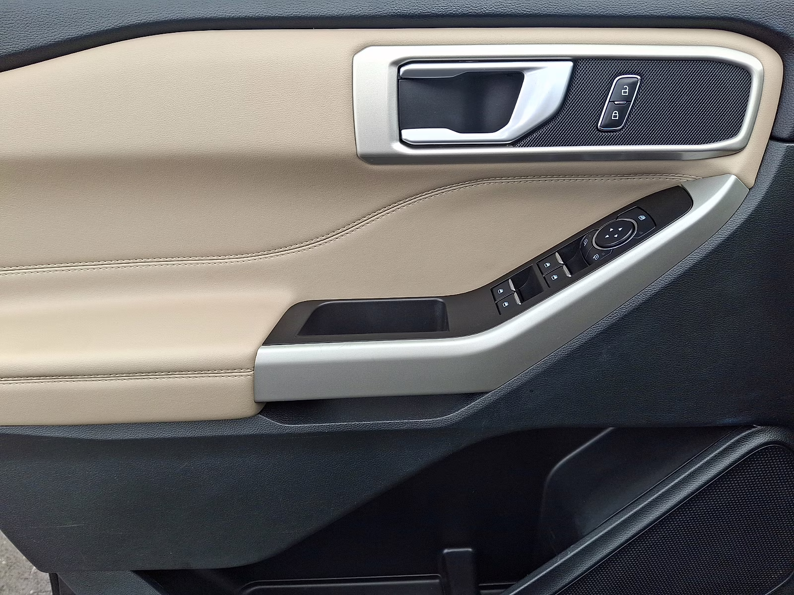 2023 Agate Black Metallic - UM Ford Explorer XLT 4X4