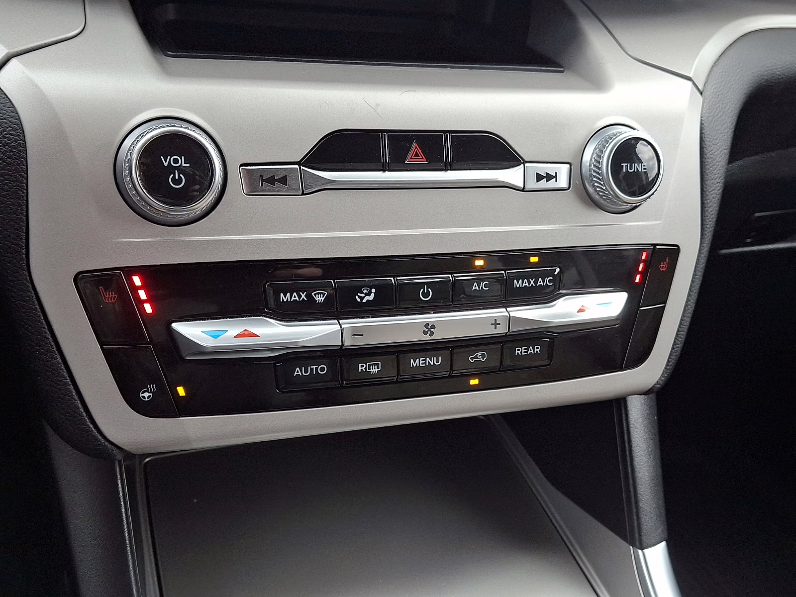 2023 Agate Black Metallic - UM Ford Explorer XLT 4X4