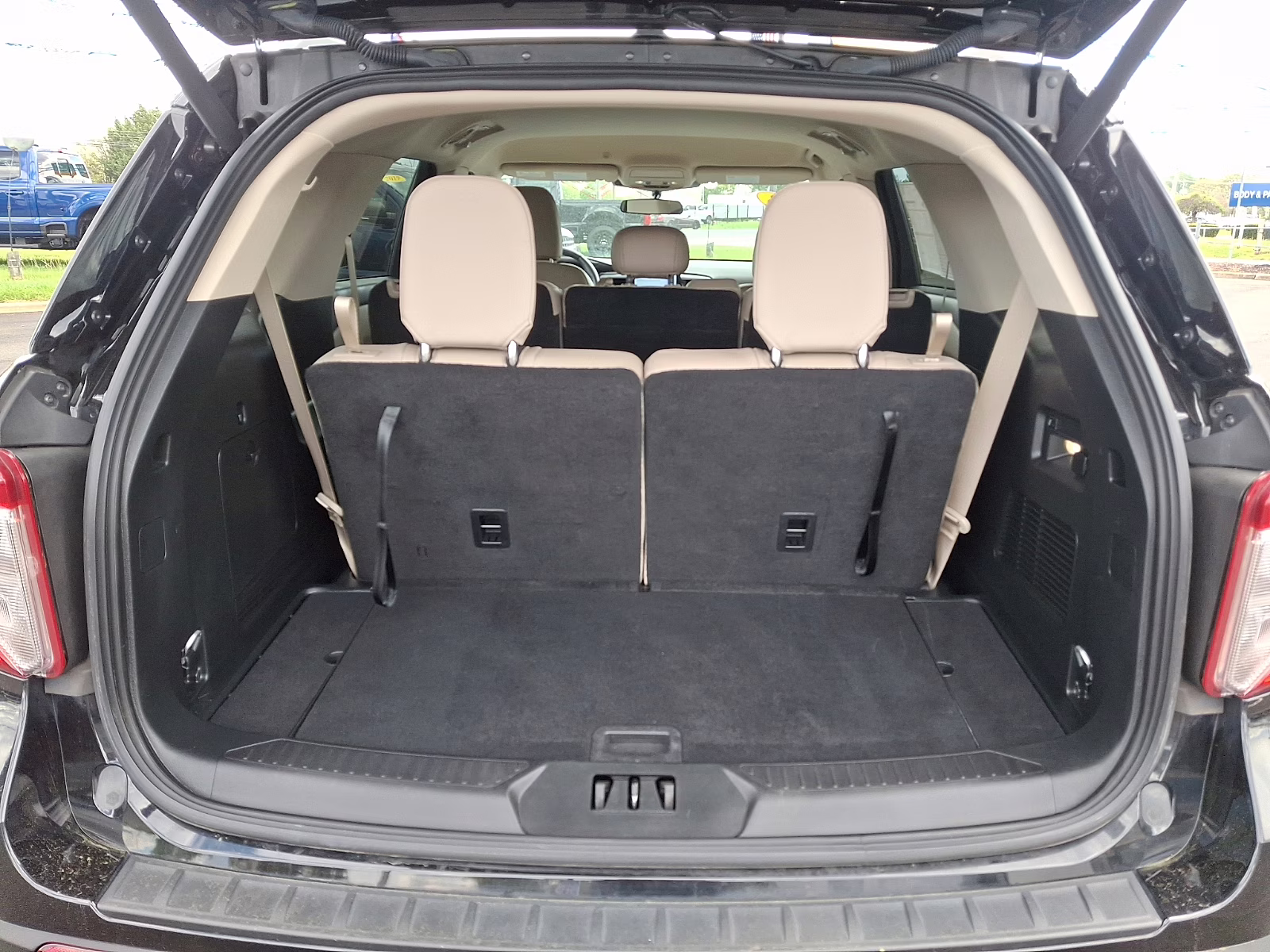 2023 Agate Black Metallic - UM Ford Explorer XLT 4X4