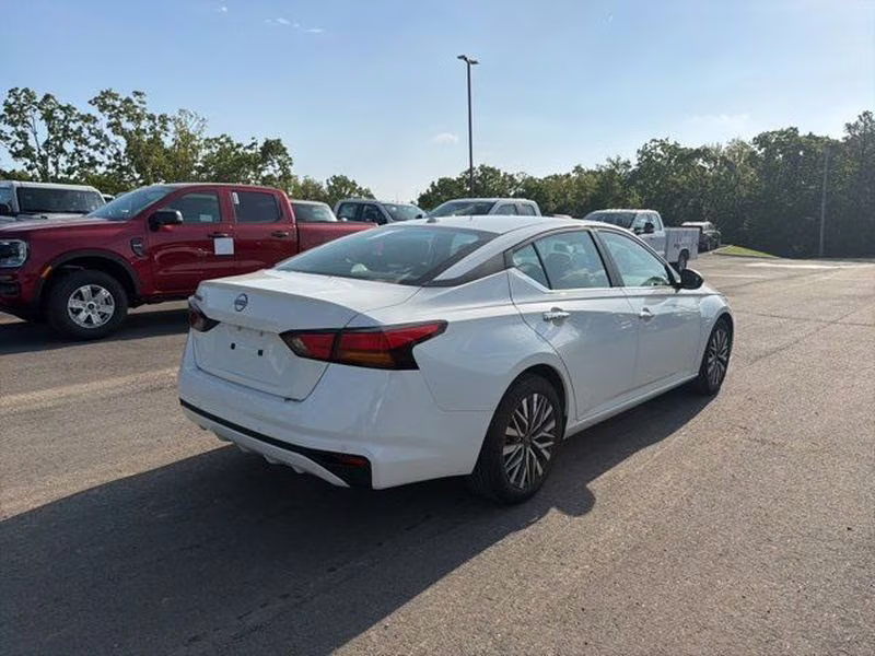 2025 Glacier White Nissan Altima SV FWD Sedan