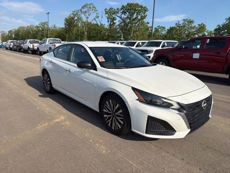 2025 Glacier White Nissan Altima SV FWD Sedan