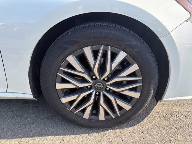 2025 Glacier White Nissan Altima SV FWD Sedan