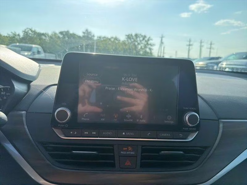 2025 Glacier White Nissan Altima SV FWD Sedan