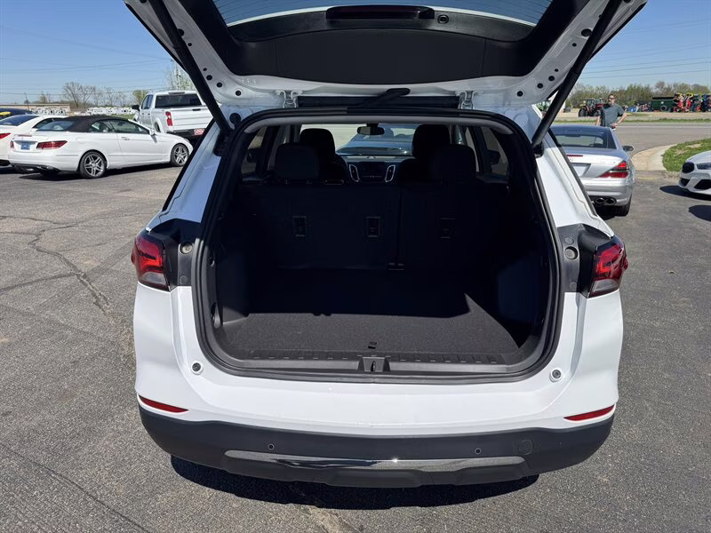 2023 Summit White Chevrolet Equinox LT FWD SUV
