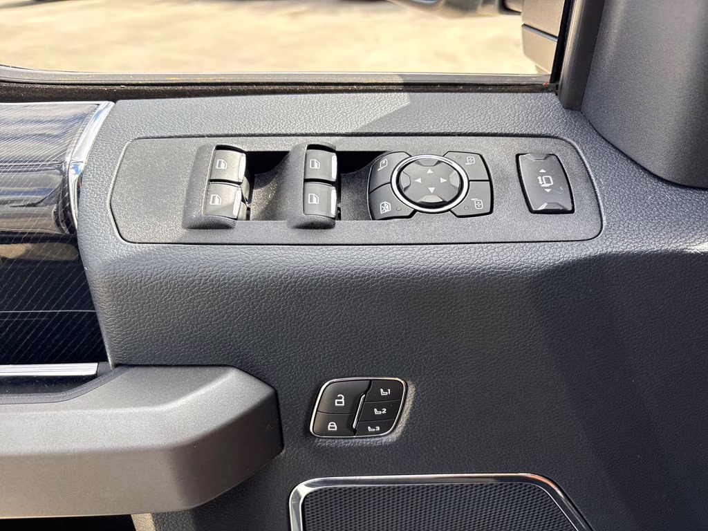 2022 Star White Metallic Tri-Coat Ford Super Duty F-250 SRW Platinum 4X4 Truck