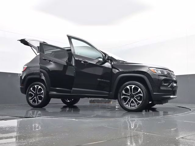 2022 Diamond Black Crystal Pearlcoat Jeep Compass Limited 4X4 SUV