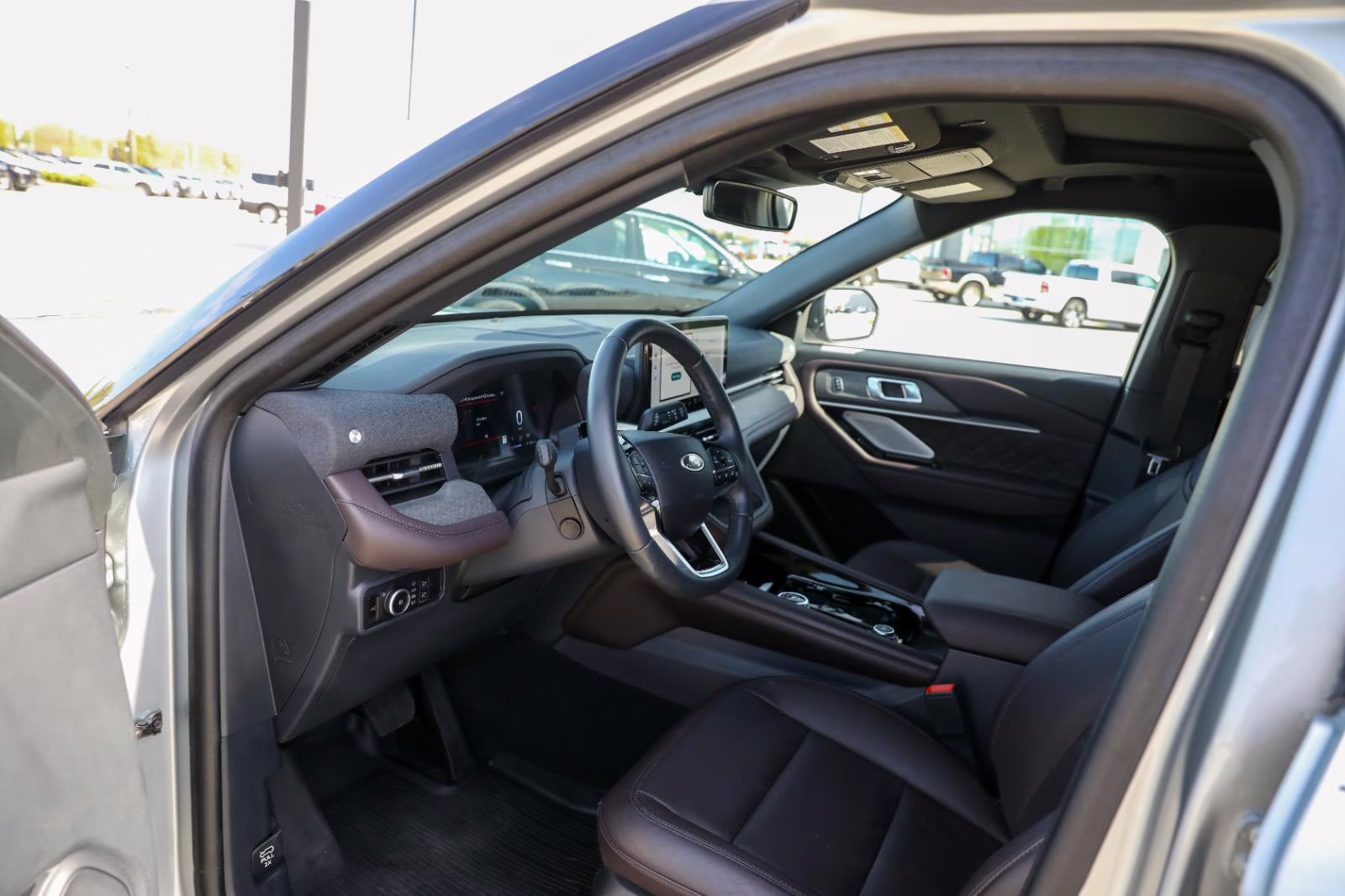 2025 Iconic Silver Metallic Ford Explorer Platinum 4X4 SUV