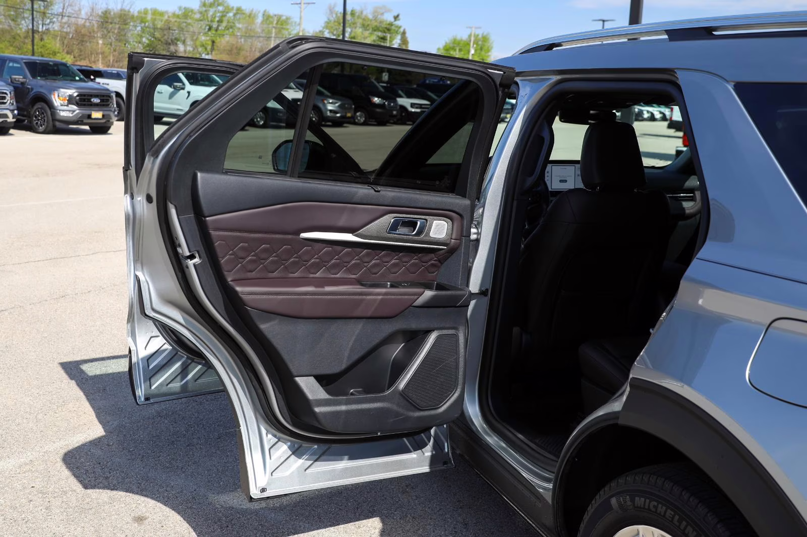2025 Iconic Silver Metallic Ford Explorer Platinum 4X4 SUV