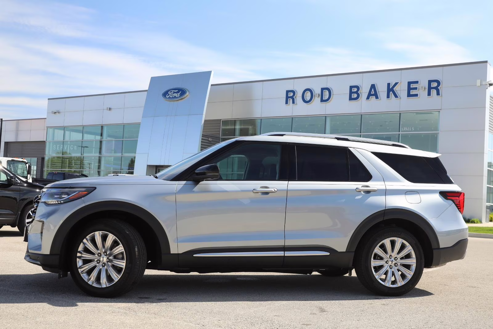 2025 Iconic Silver Metallic Ford Explorer Platinum 4X4 SUV
