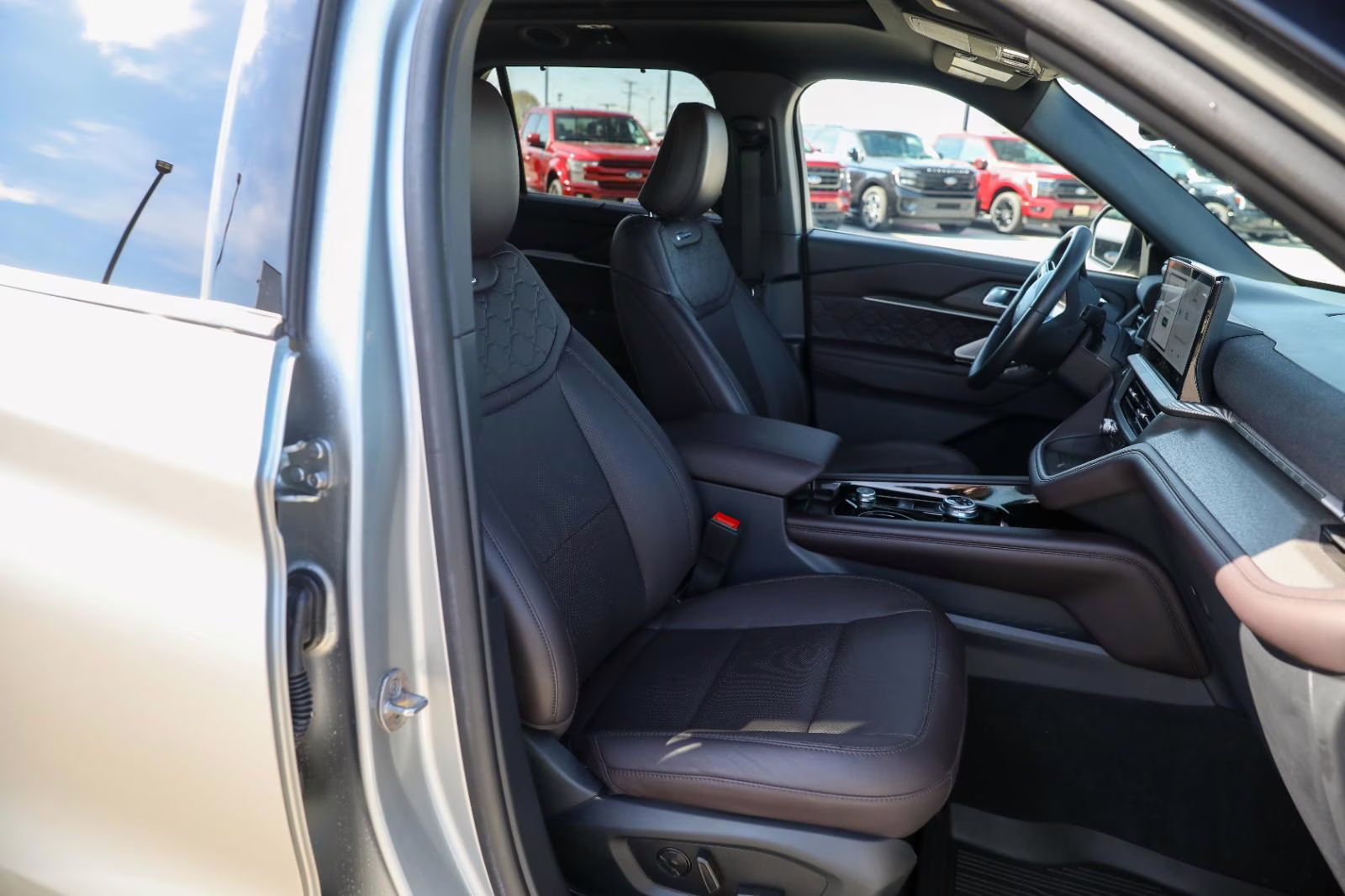 2025 Iconic Silver Metallic Ford Explorer Platinum 4X4 SUV