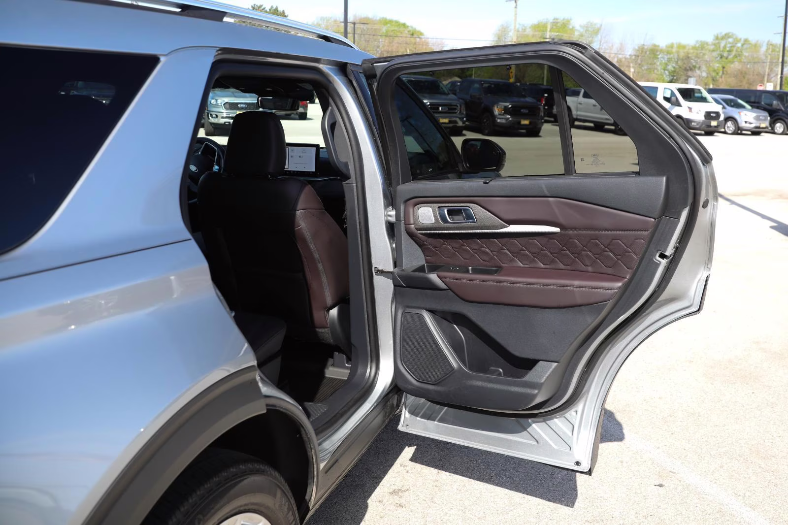 2025 Iconic Silver Metallic Ford Explorer Platinum 4X4 SUV