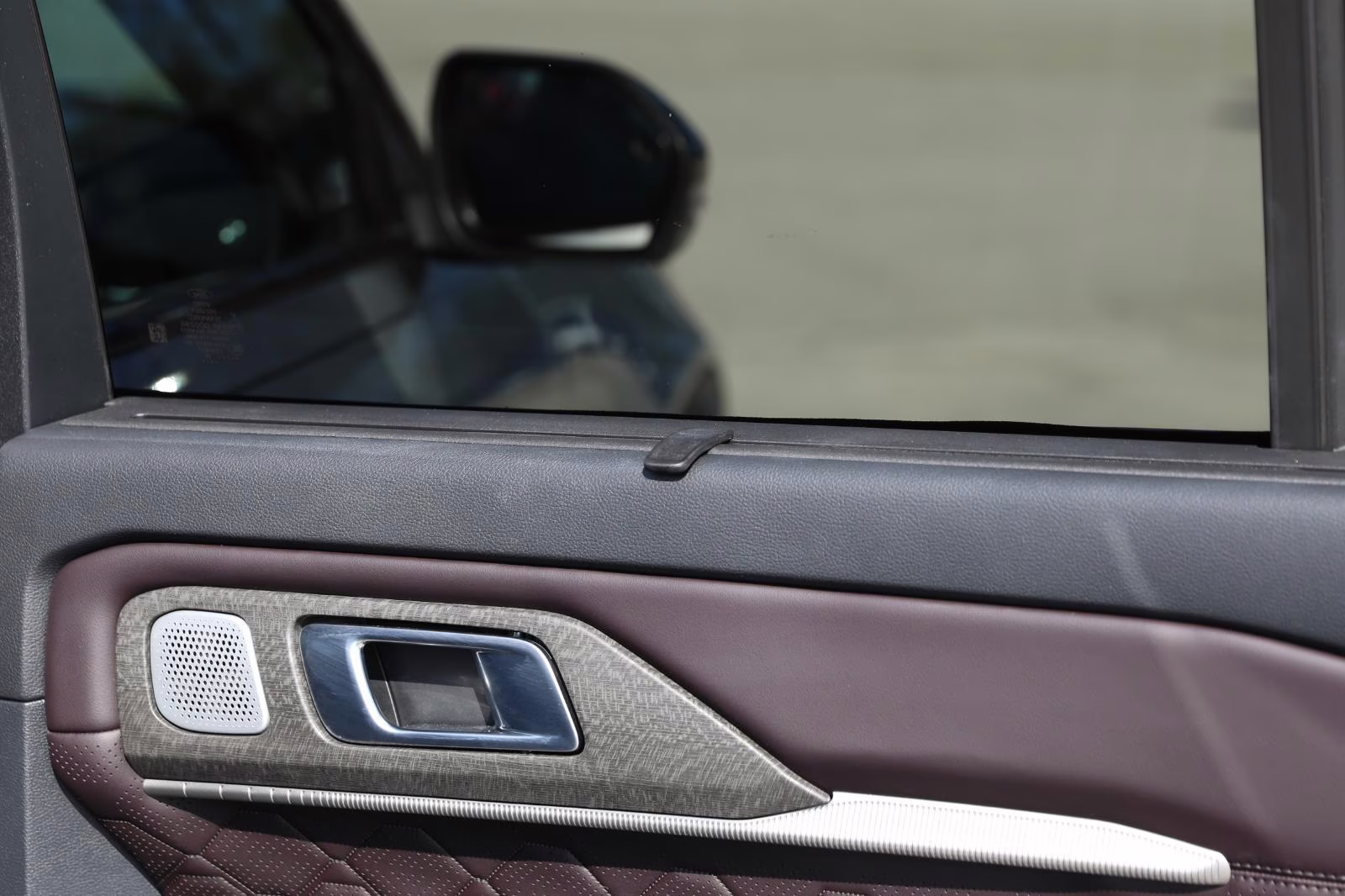 2025 Iconic Silver Metallic Ford Explorer Platinum 4X4 SUV