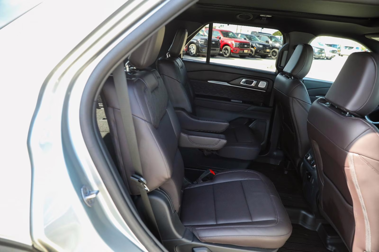2025 Iconic Silver Metallic Ford Explorer Platinum 4X4 SUV
