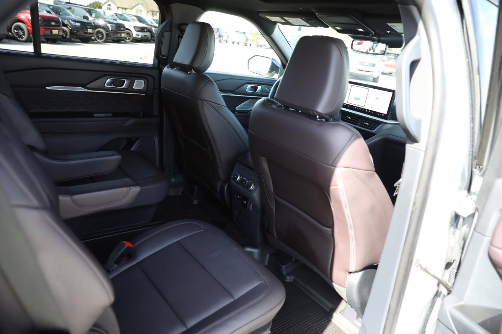 2025 Iconic Silver Metallic Ford Explorer Platinum 4X4 SUV