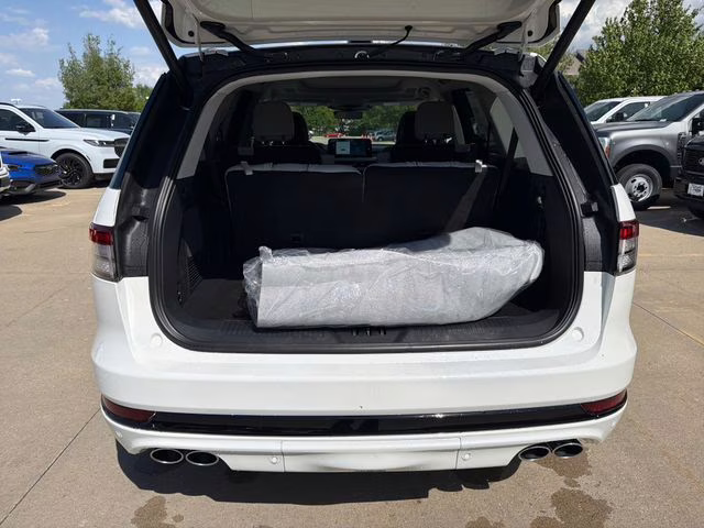 2026 Pristine White Metallic Tri-Coat Lincoln Aviator Reserve AWD SUV