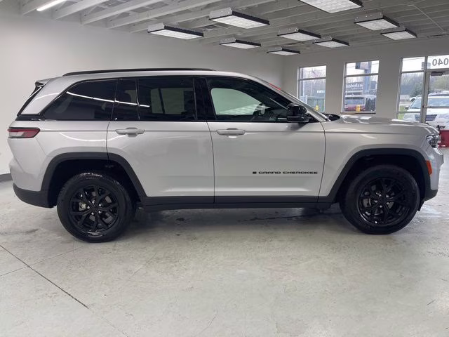 2025 Silver Zynith Jeep Grand Cherokee Altitude 4X4 SUV