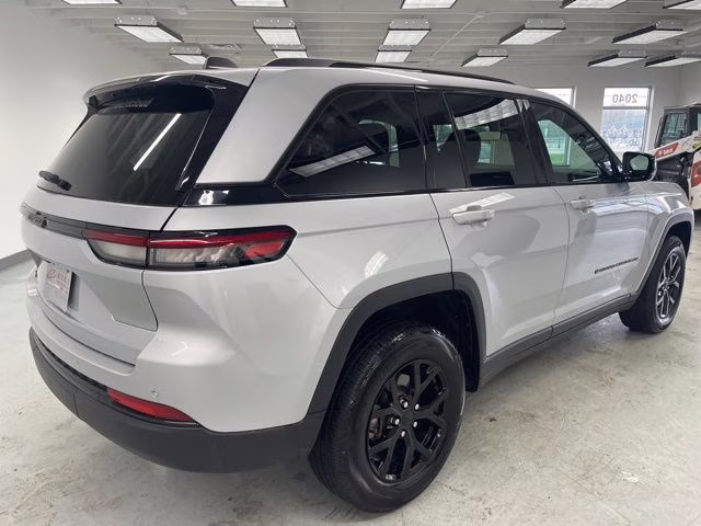 2025 Silver Zynith Jeep Grand Cherokee Altitude 4X4 SUV