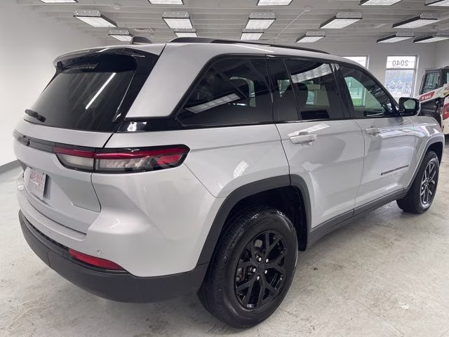 2025 Silver Zynith Jeep Grand Cherokee Altitude 4X4 SUV
