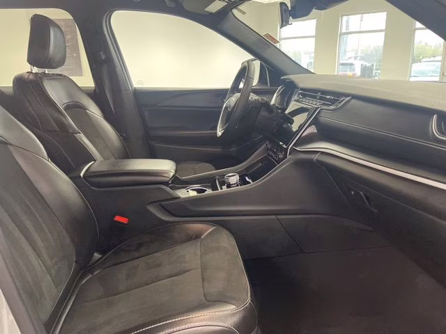 2025 Silver Zynith Jeep Grand Cherokee Altitude 4X4 SUV