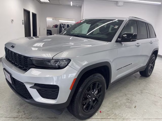 2025 Silver Zynith Jeep Grand Cherokee Altitude 4X4 SUV