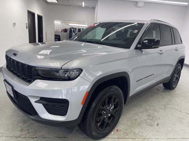 2025 Silver Zynith Jeep Grand Cherokee Altitude 4X4 SUV