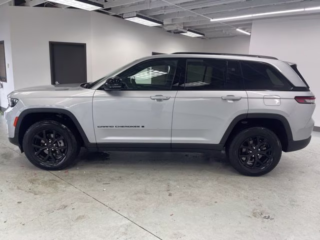 2025 Silver Zynith Jeep Grand Cherokee Altitude 4X4 SUV