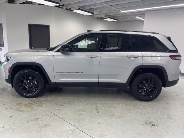 2025 Silver Zynith Jeep Grand Cherokee Altitude 4X4 SUV