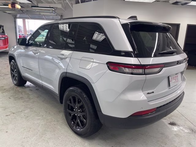 2025 Silver Zynith Jeep Grand Cherokee Altitude 4X4 SUV