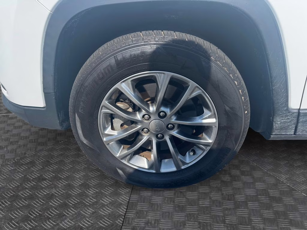 2020 Bright White Clearcoat Jeep Cherokee Latitude Plus 4X4 SUV