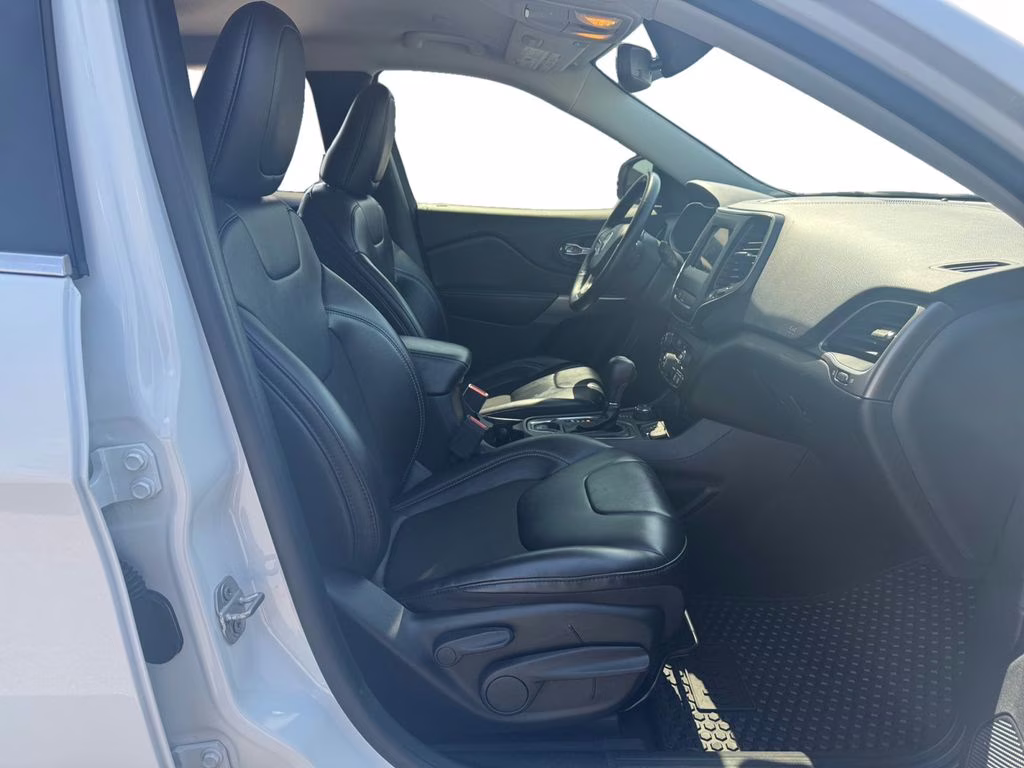 2020 Bright White Clearcoat Jeep Cherokee Latitude Plus 4X4 SUV
